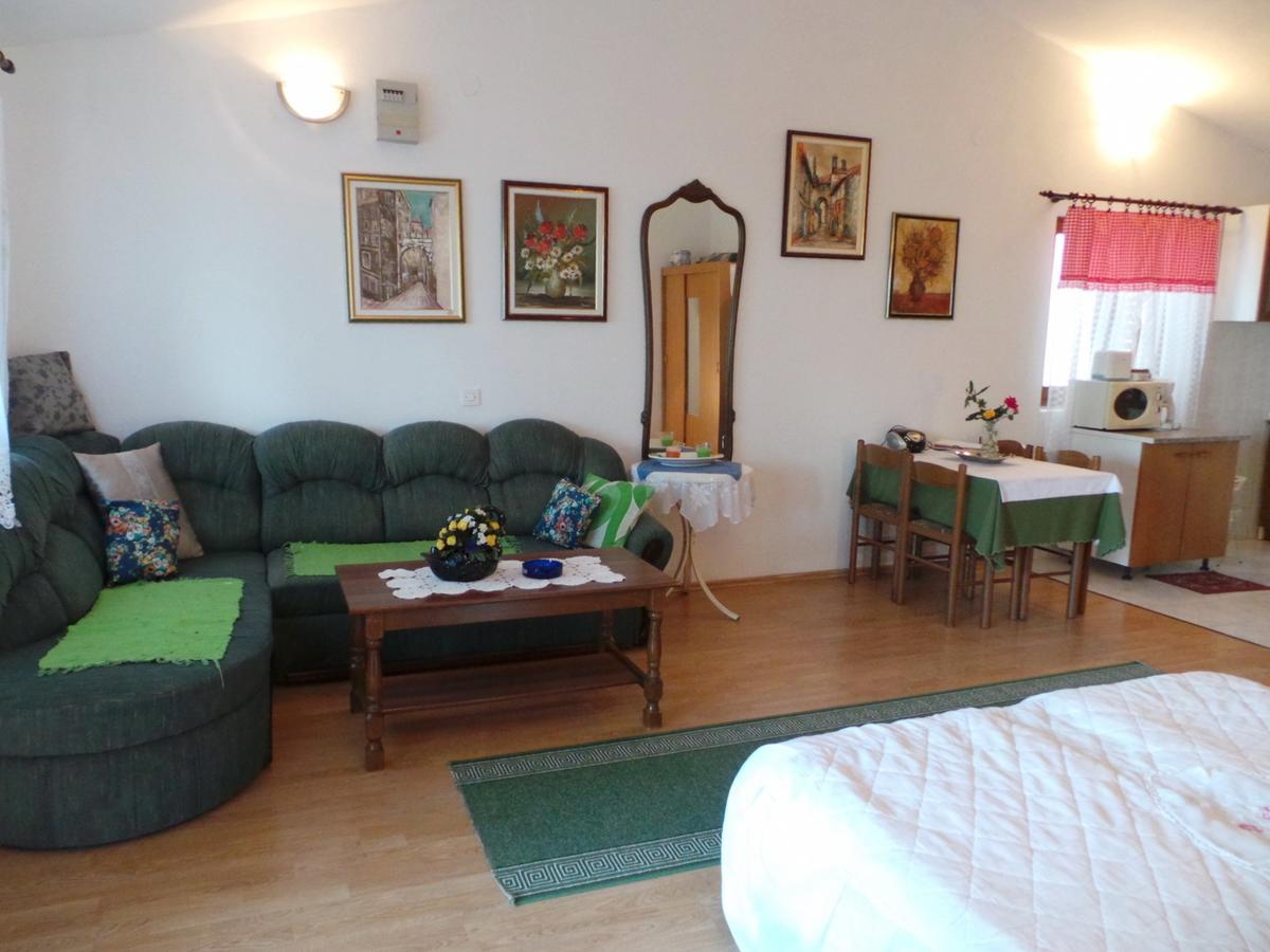Apartments in Karlobag/Velebit Riviera 17083 Zimmer foto