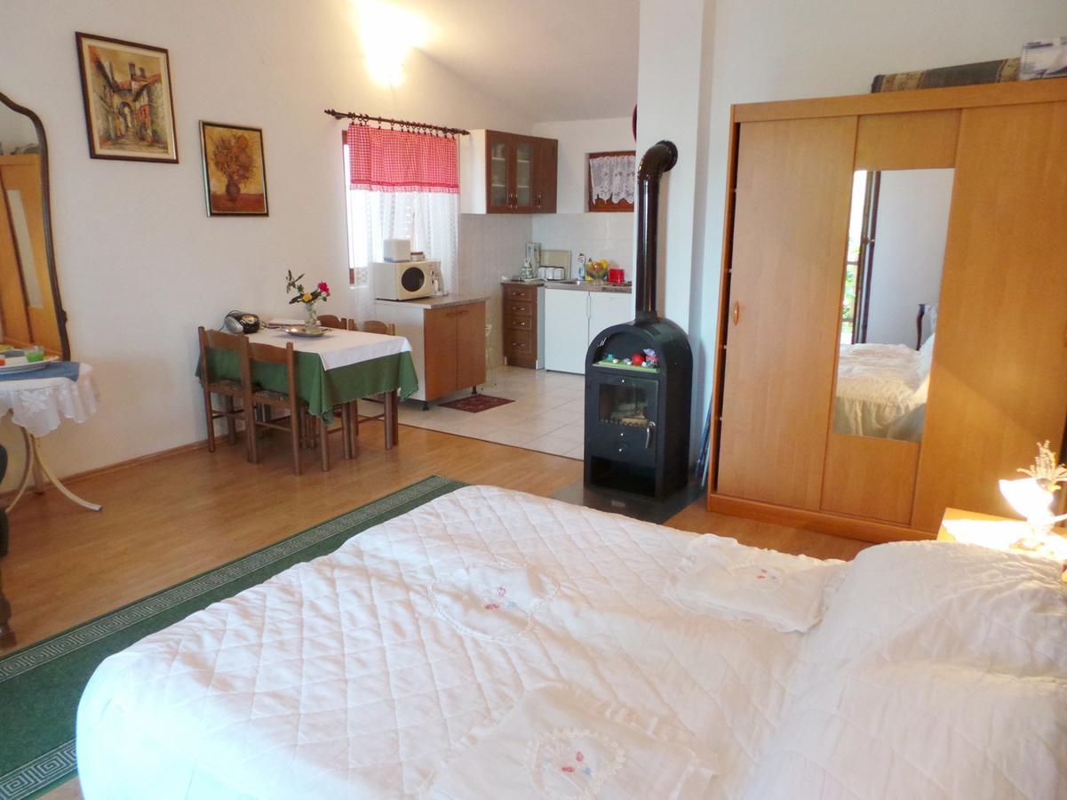 Apartments in Karlobag/Velebit Riviera 17083 Zimmer foto