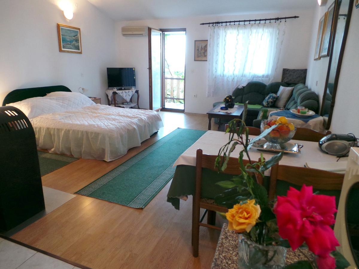 Apartments in Karlobag/Velebit Riviera 17083 Zimmer foto